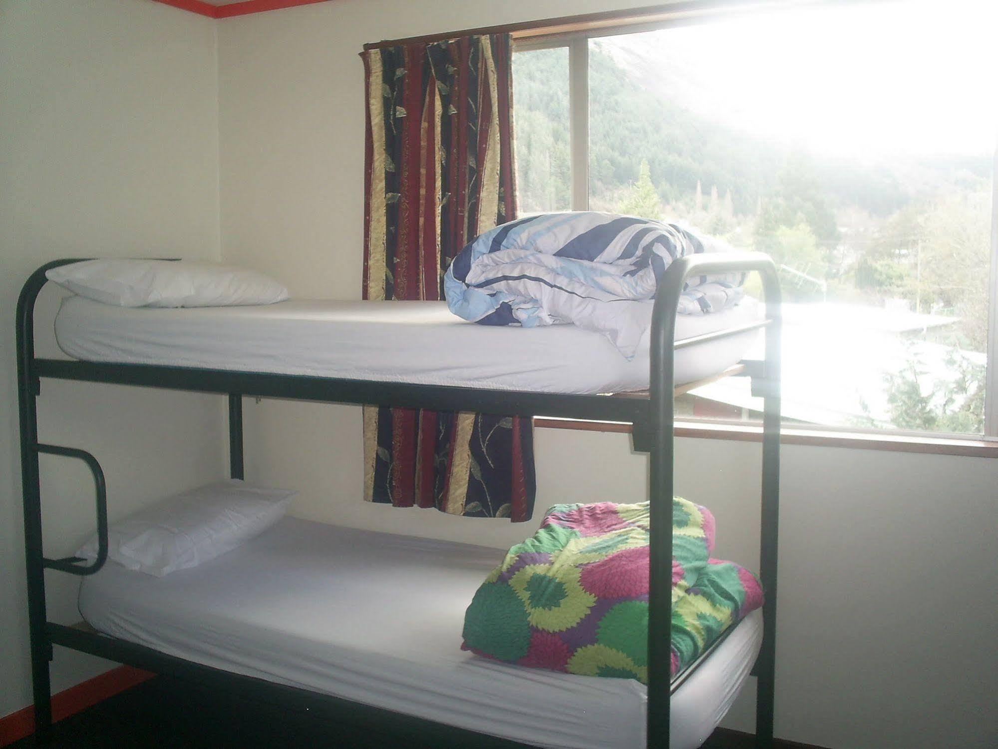 Hostel The Flaming Kiwi Backpackers Queenstown Exterior foto